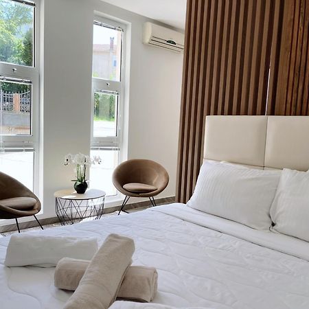 Guest House Koliqi - Hotel & Apartments 울친 외부 사진