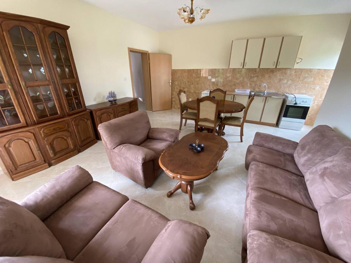 Guest House Koliqi - Hotel & Apartments 울친 외부 사진
