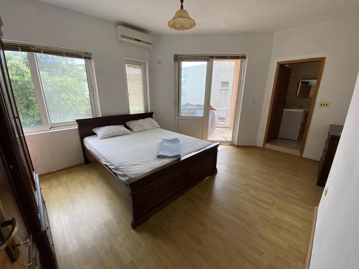 Guest House Koliqi - Hotel & Apartments 울친 외부 사진