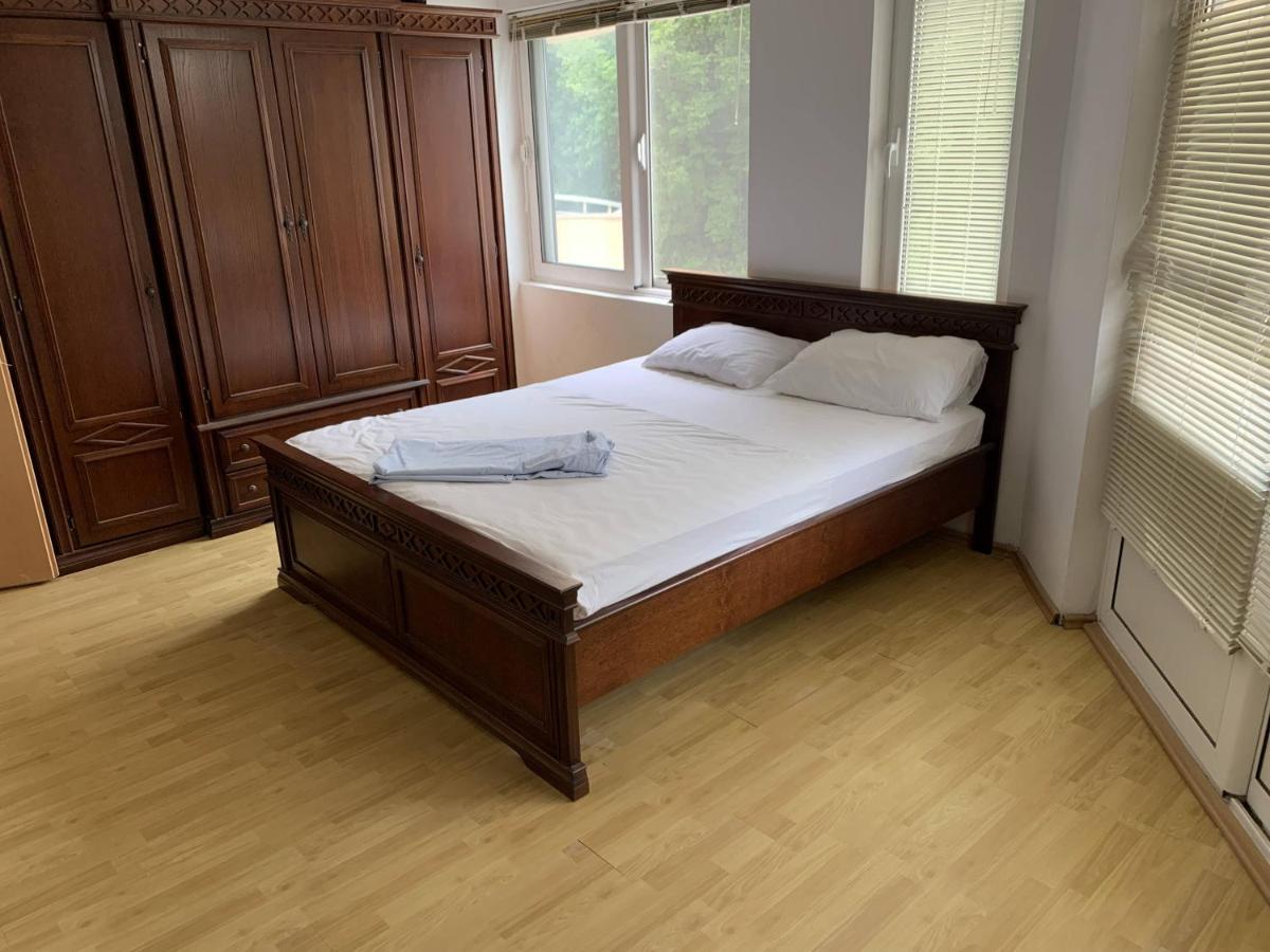 Guest House Koliqi - Hotel & Apartments 울친 외부 사진