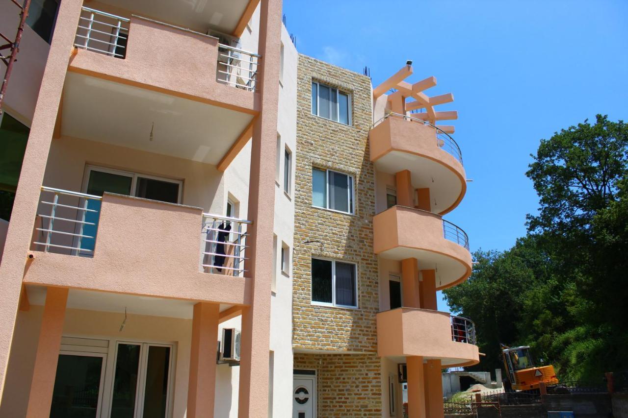 Guest House Koliqi - Hotel & Apartments 울친 외부 사진