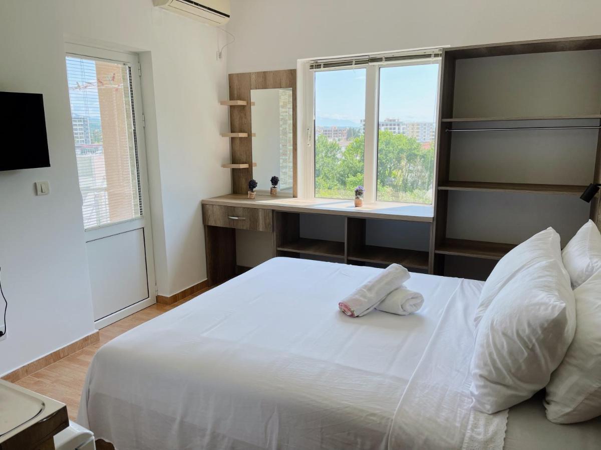 Guest House Koliqi - Hotel & Apartments 울친 외부 사진