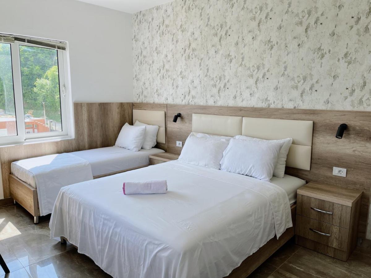 Guest House Koliqi - Hotel & Apartments 울친 외부 사진