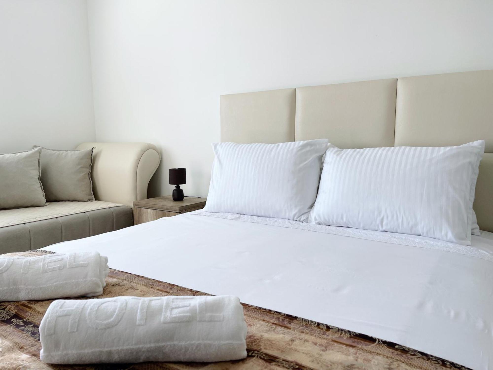 Guest House Koliqi - Hotel & Apartments 울친 외부 사진
