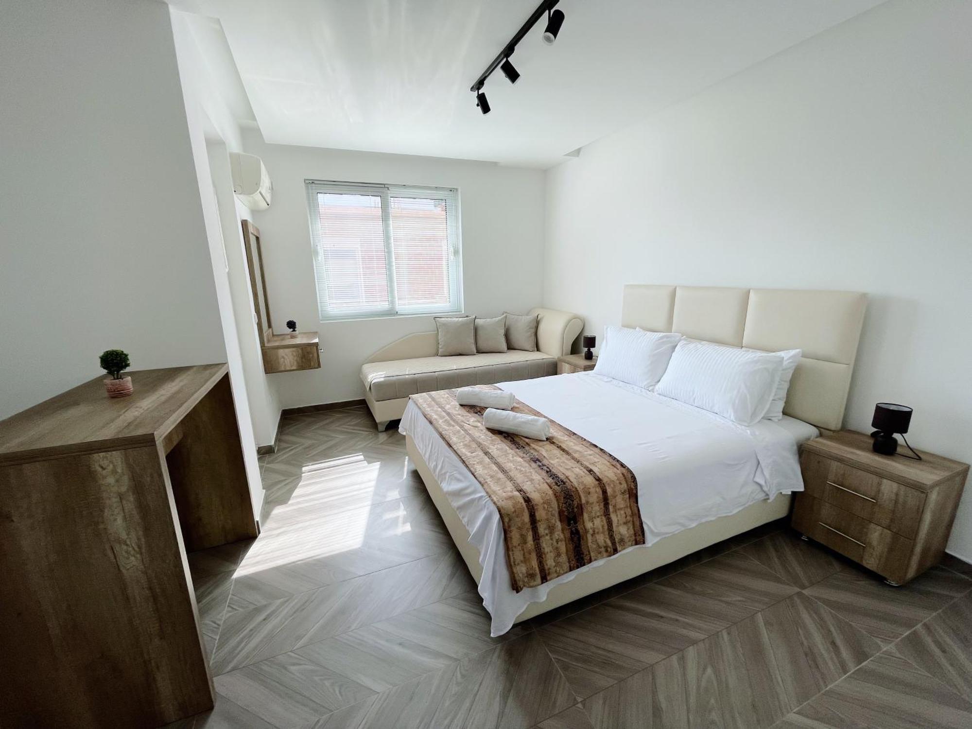 Guest House Koliqi - Hotel & Apartments 울친 외부 사진