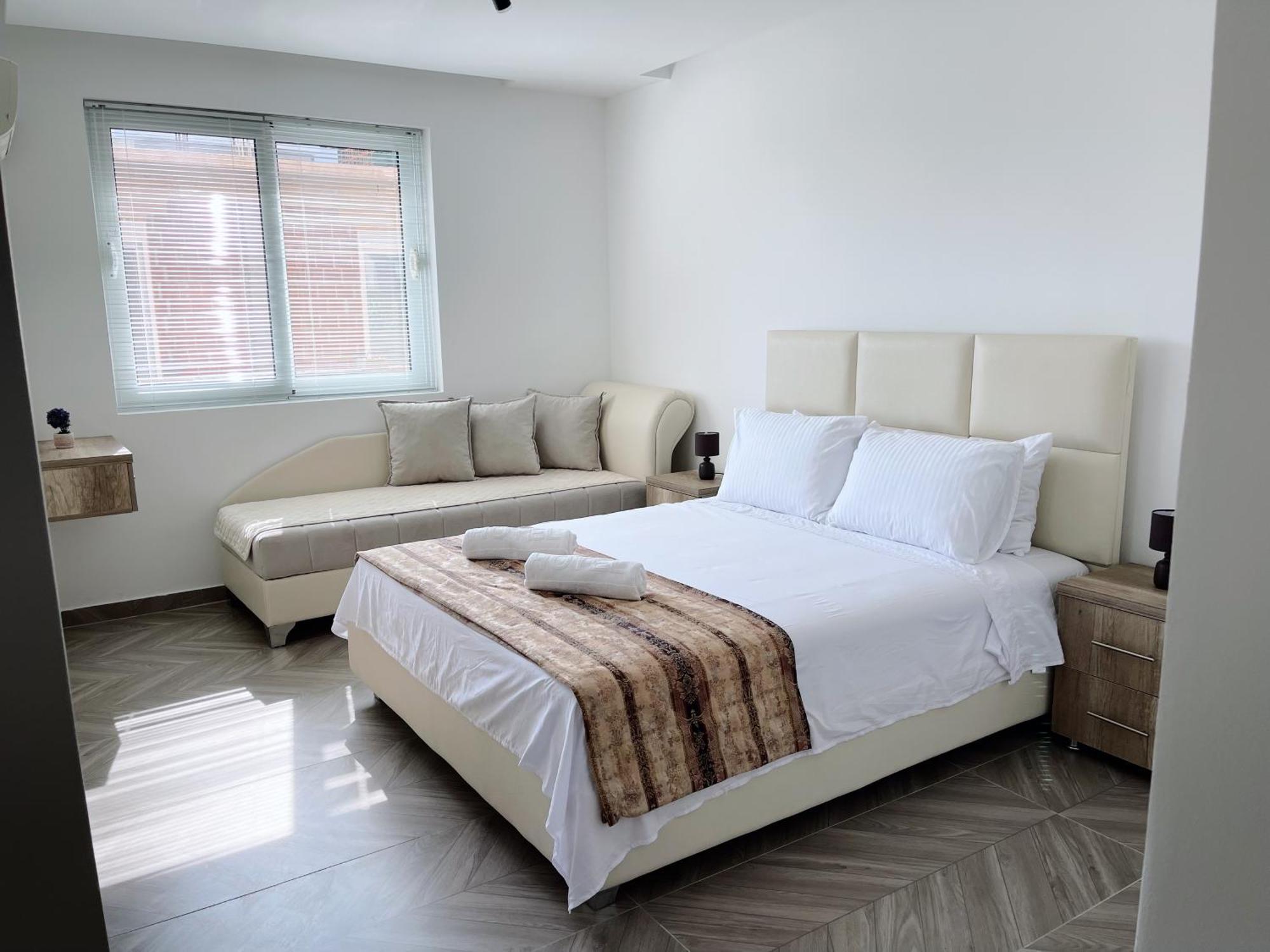Guest House Koliqi - Hotel & Apartments 울친 외부 사진