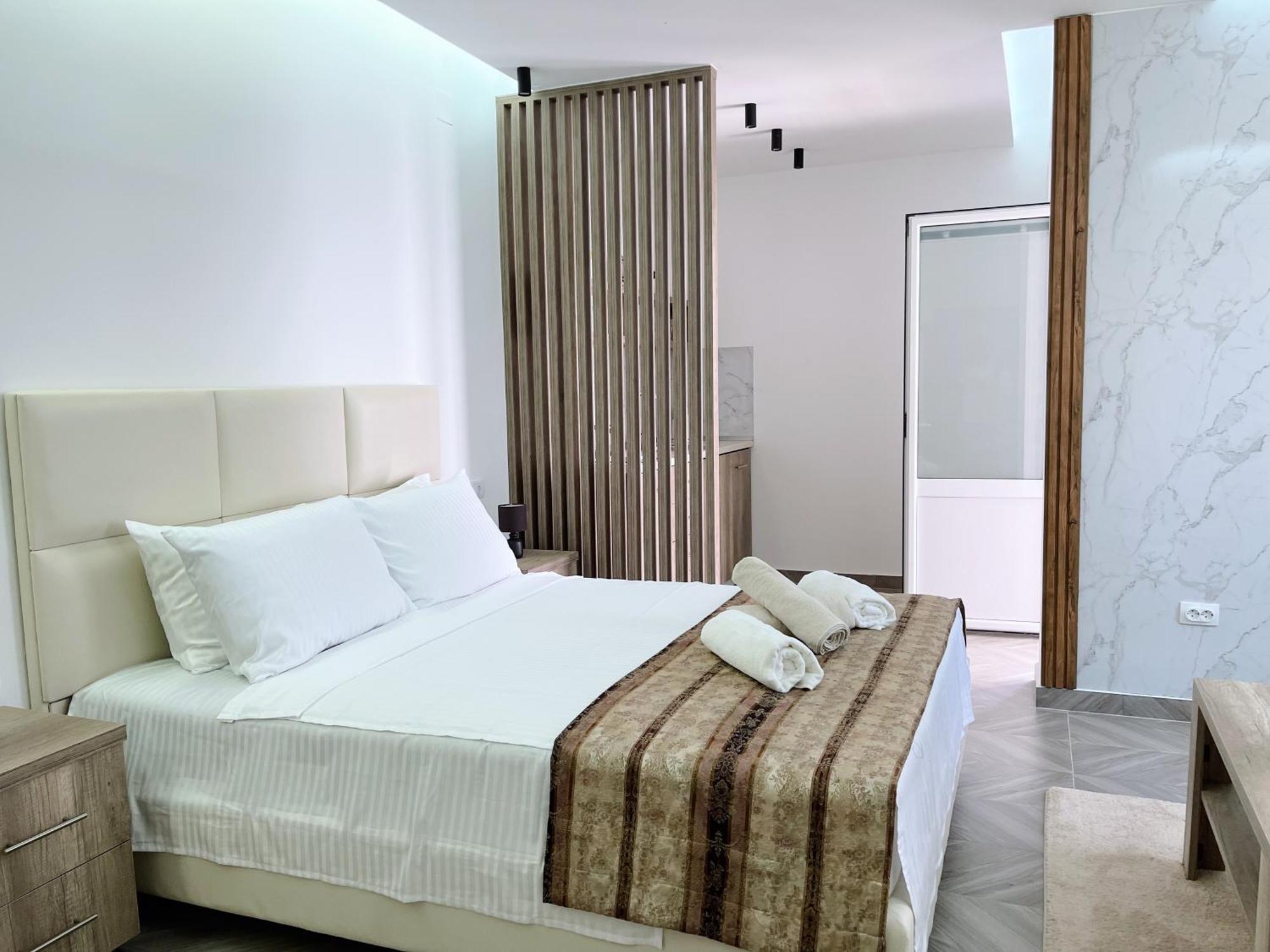 Guest House Koliqi - Hotel & Apartments 울친 외부 사진