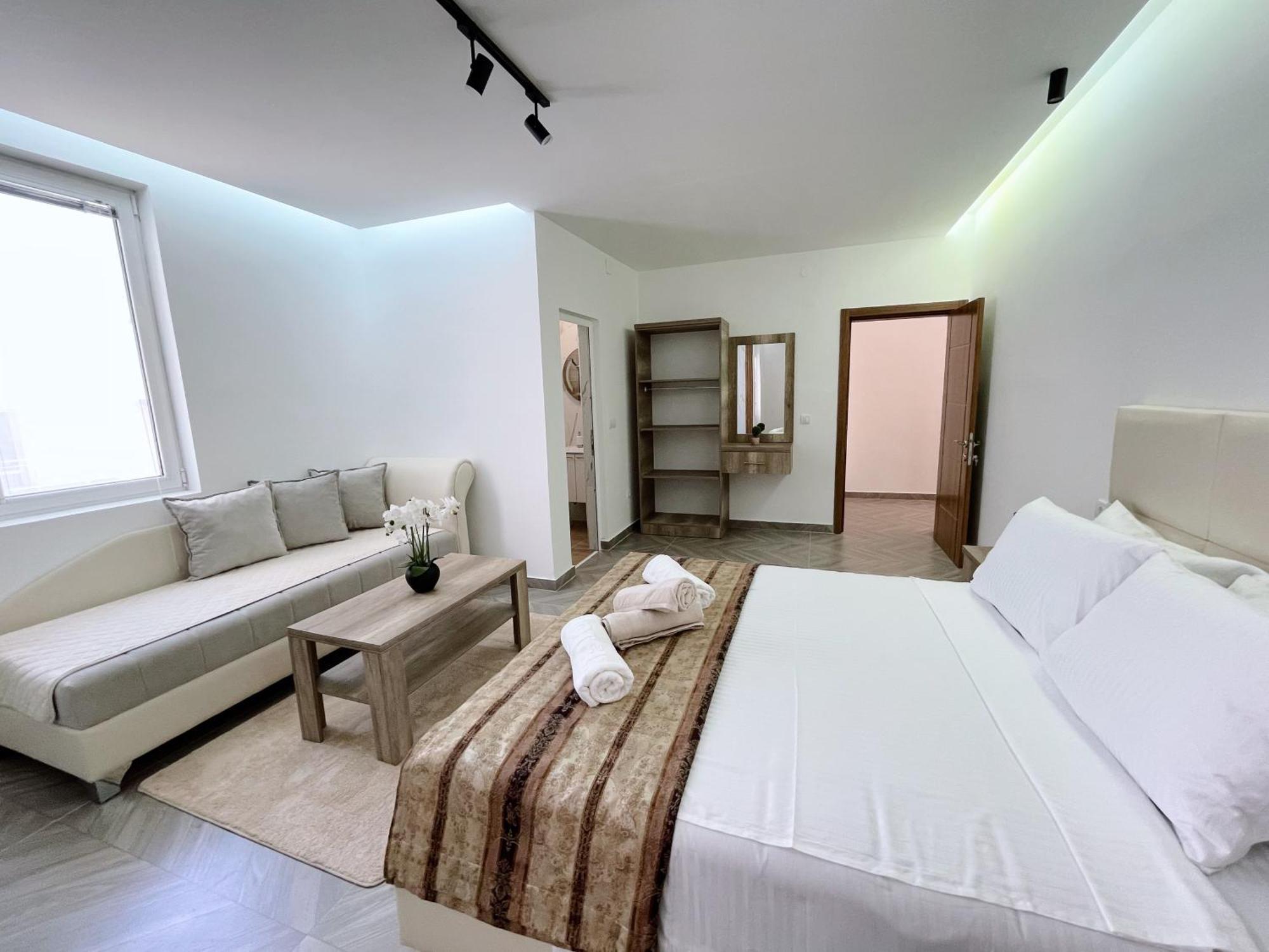 Guest House Koliqi - Hotel & Apartments 울친 외부 사진