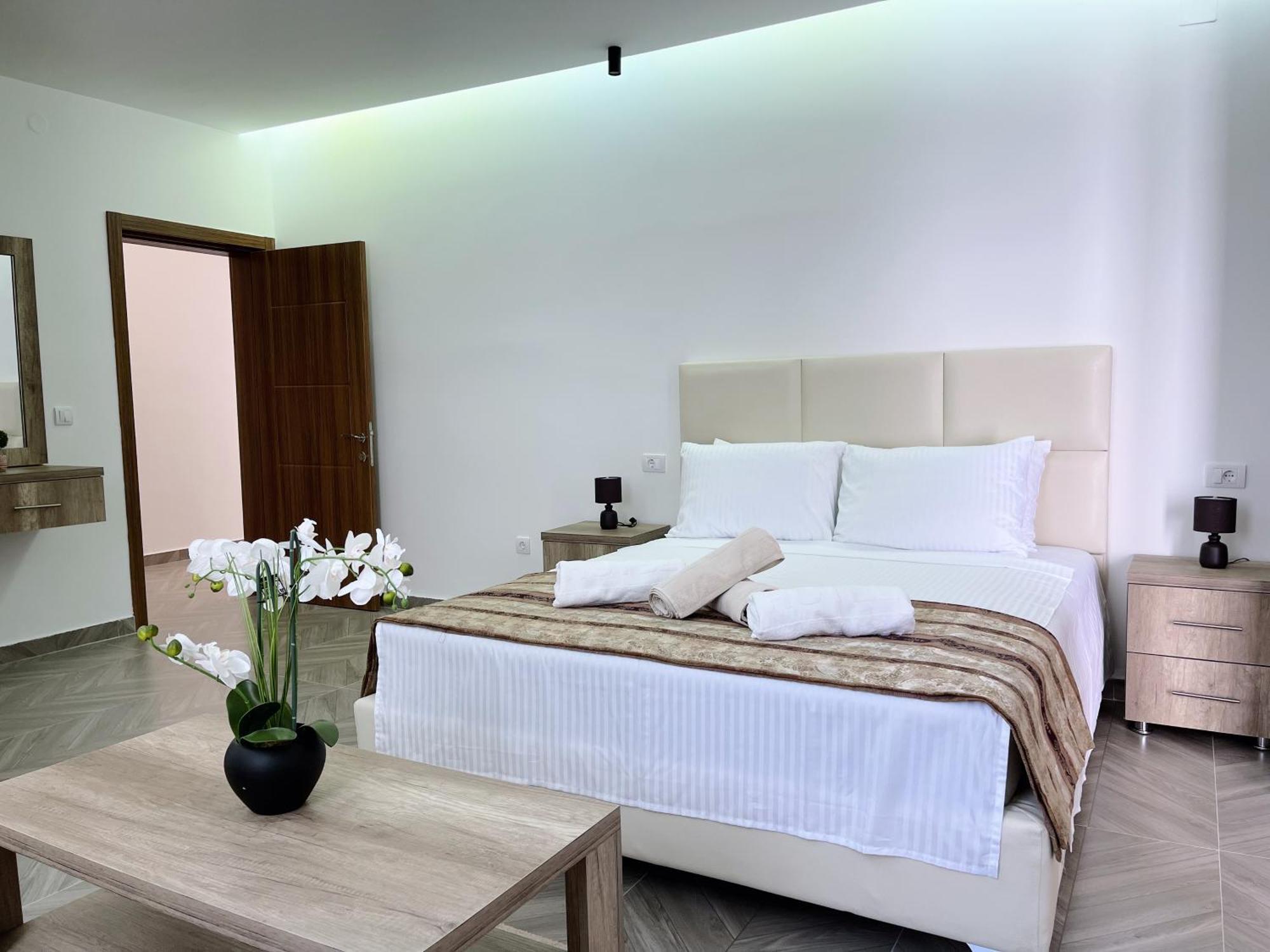 Guest House Koliqi - Hotel & Apartments 울친 외부 사진