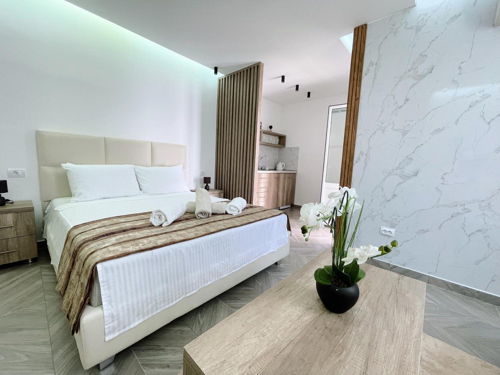 Guest House Koliqi - Hotel & Apartments 울친 외부 사진