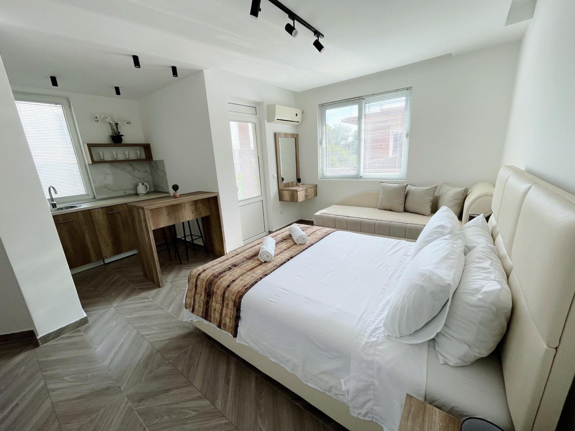 Guest House Koliqi - Hotel & Apartments 울친 외부 사진