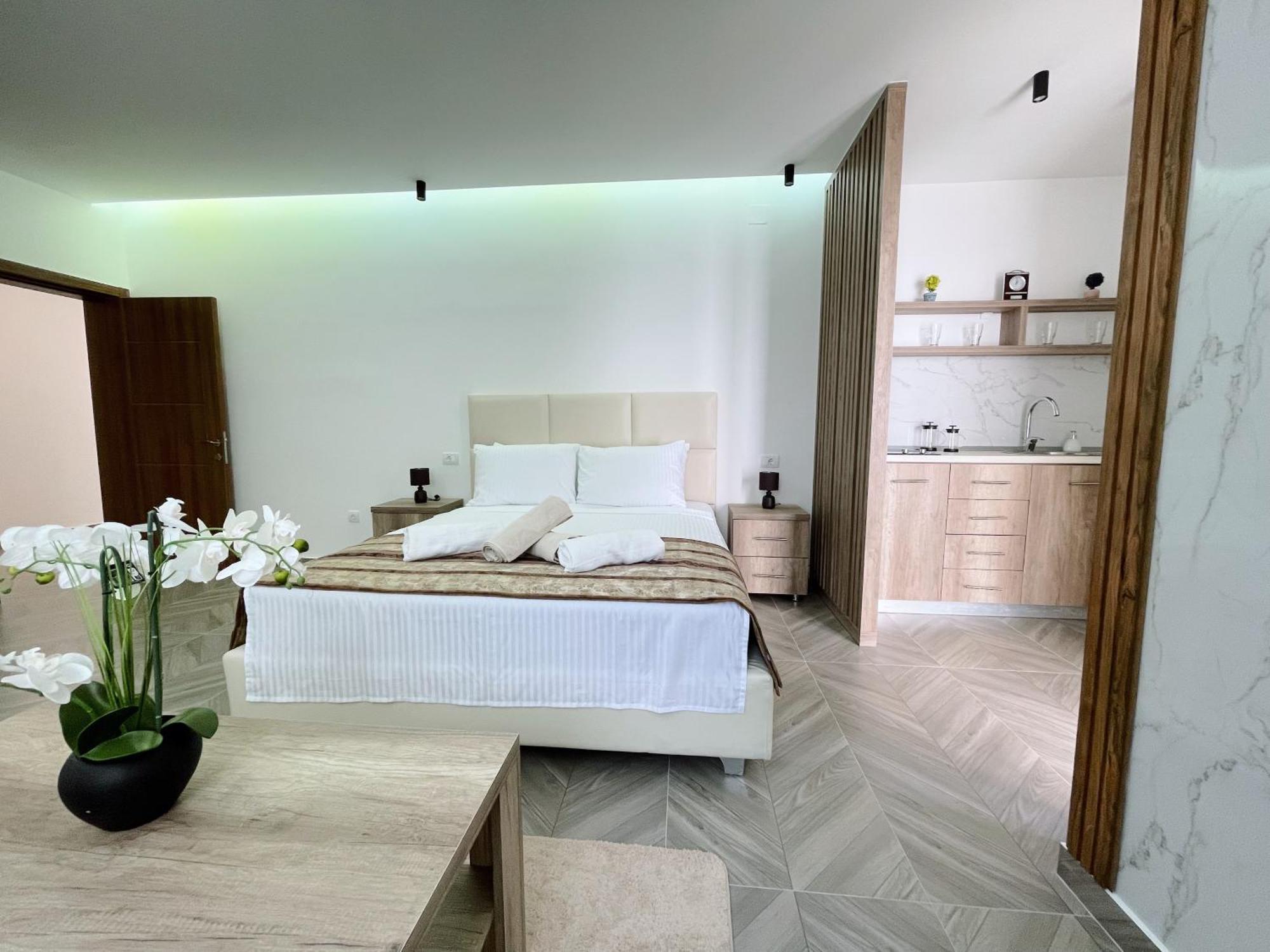 Guest House Koliqi - Hotel & Apartments 울친 외부 사진