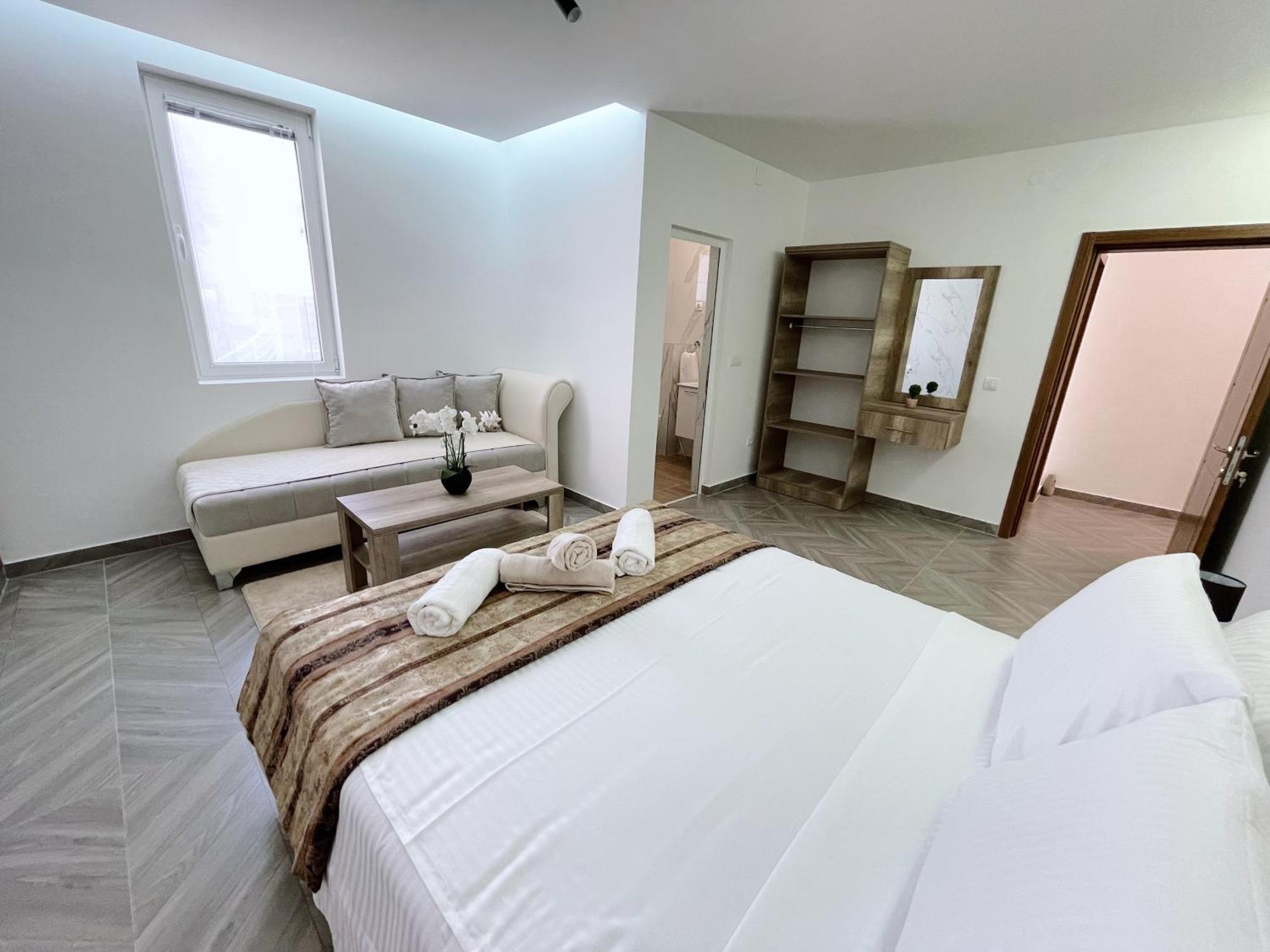 Guest House Koliqi - Hotel & Apartments 울친 외부 사진