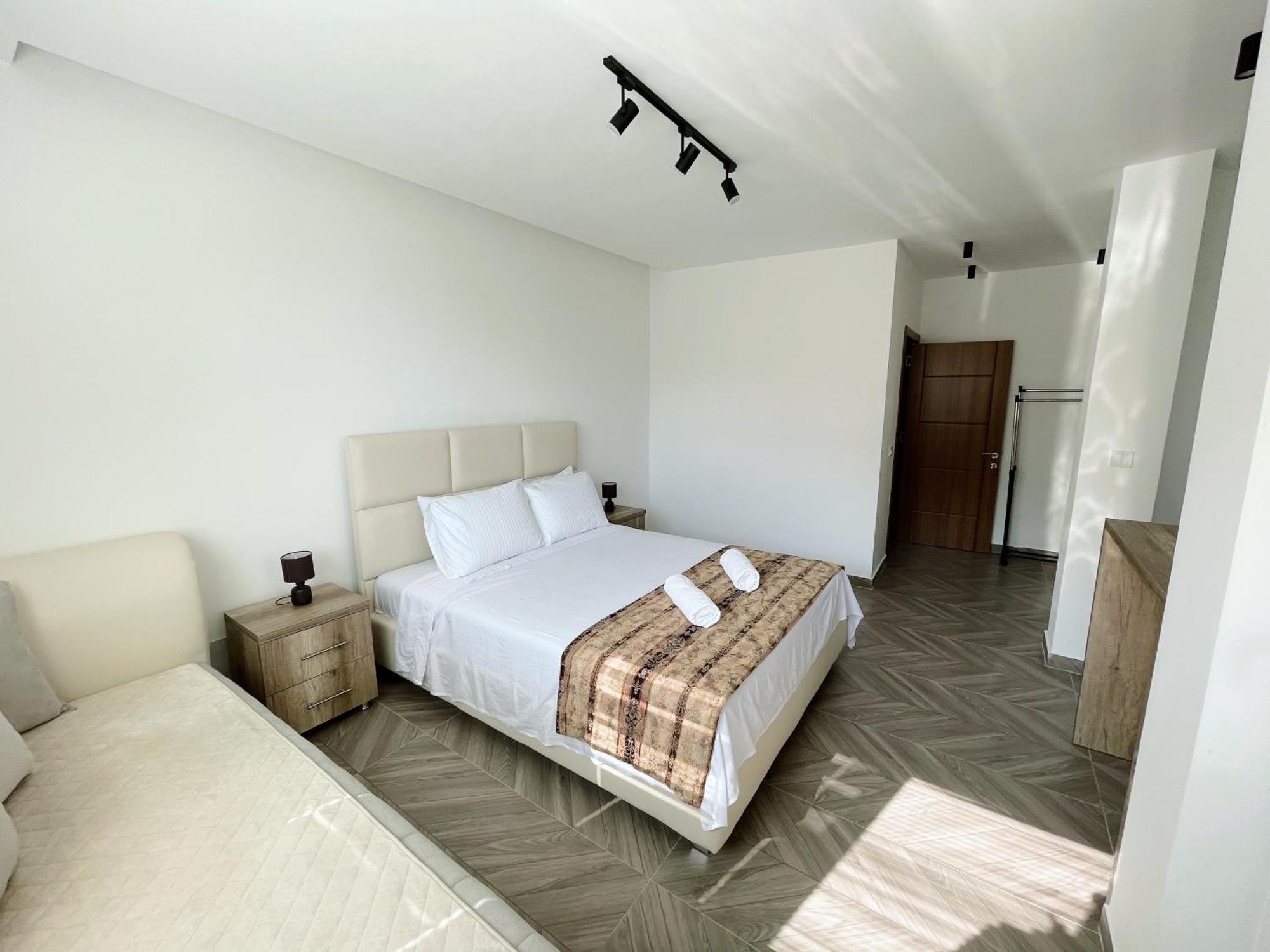 Guest House Koliqi - Hotel & Apartments 울친 외부 사진