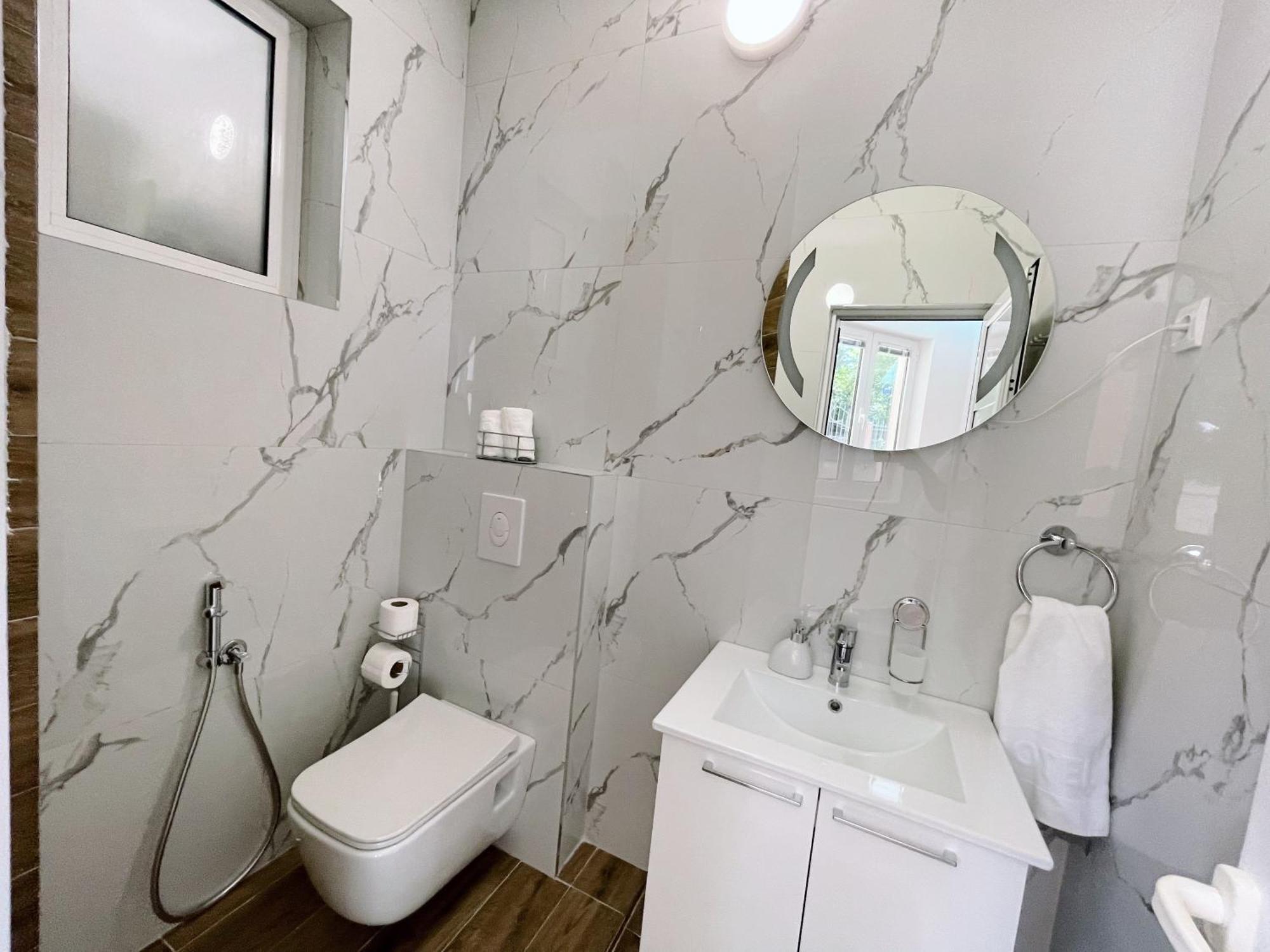 Guest House Koliqi - Hotel & Apartments 울친 외부 사진