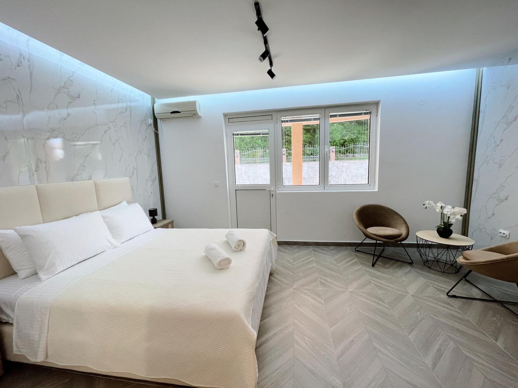 Guest House Koliqi - Hotel & Apartments 울친 외부 사진